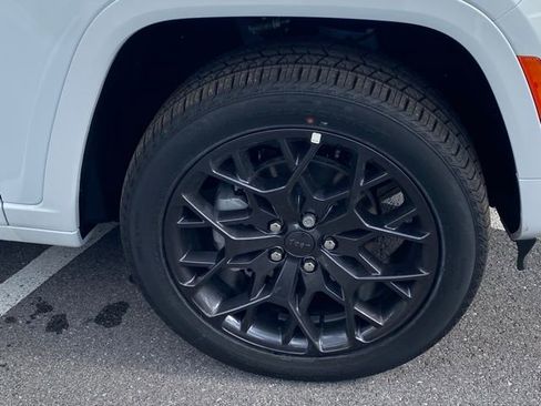 New 2025 Jeep Grand Cherokee Summit image 11
