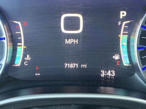 Used 2023 Chrysler Pacifica Touring-L image 10