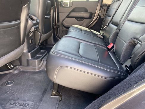 Used 2022 Jeep Wrangler Unlimited Sahara AWD/4WD image 17