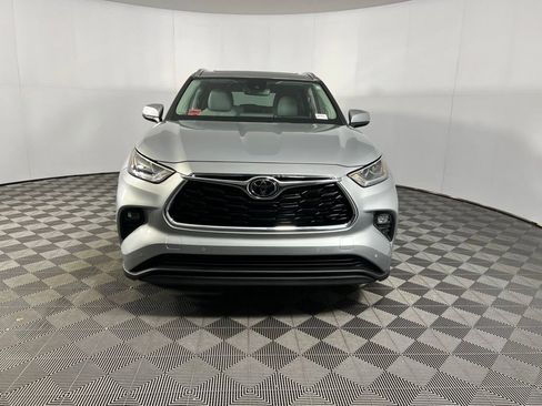Used 2023 Toyota Highlander Limited image 11