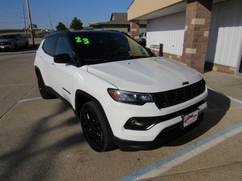 Used 2023 Jeep Compass Latitude w/ Sun and Sound Group AWD/4WD image 3