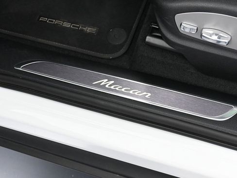 Certified 2025 Porsche Macan image 16