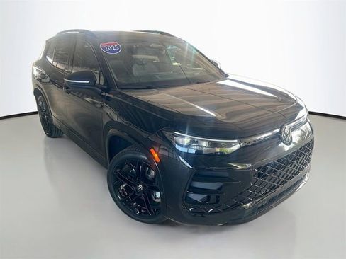 Used 2025 Volkswagen Tiguan SE R-Line image 2