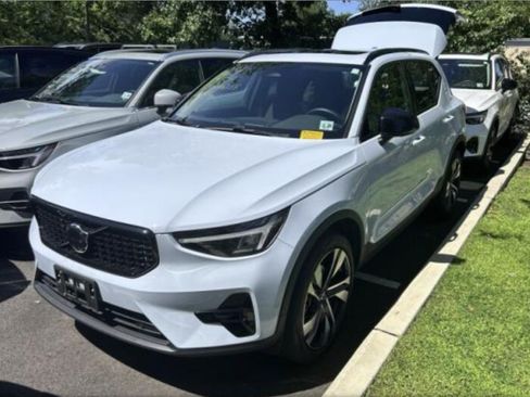 Used 2024 Volvo XC40 B5 Plus w/ Climate Package AWD/4WD image 1
