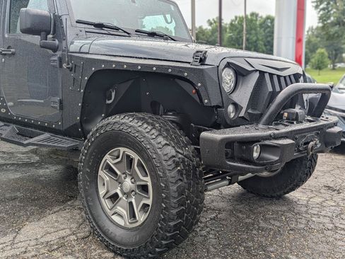 Used 2017 Jeep Wrangler Unlimited Rubicon w/ Connectivity Group AWD/4WD image 12
