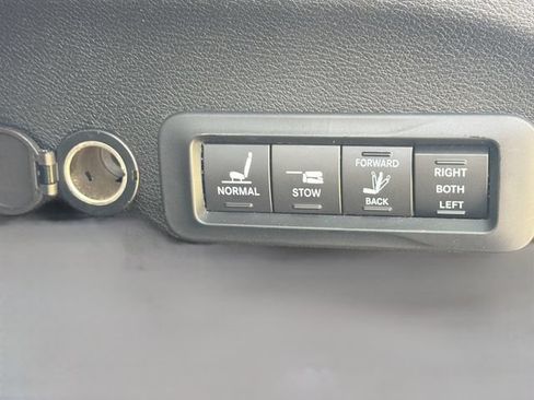 Used 2017 Chrysler Pacifica Limited w/ UConnect Theater Package FWD image 13