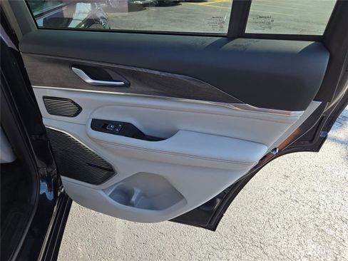 Used 2022 Jeep Grand Cherokee Overland w/ MOPAR Finishing Package image 9