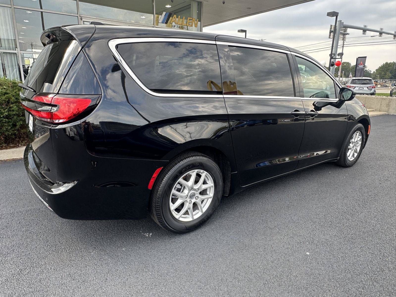 Used 2025 Chrysler Pacifica Select FWD image 15