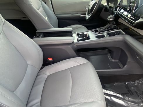 Certified 2024 Toyota Sienna Limited image 14