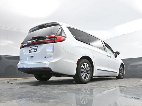 Used 2023 Chrysler Pacifica Limited FWD image 47