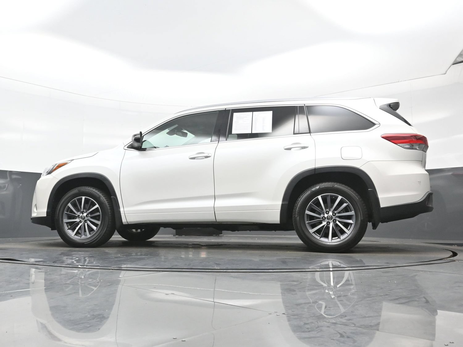 Used 2017 Toyota Highlander XLE AWD/4WD image 30