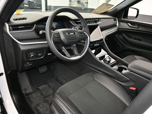 Used 2025 Jeep Grand Cherokee Altitude image 10