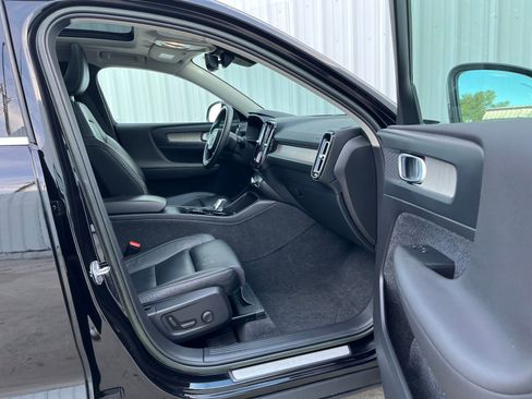 Used 2023 Volvo XC40 B5 Plus AWD/4WD image 16