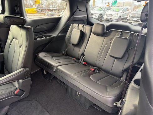 Used 2025 Chrysler Pacifica Select image 18