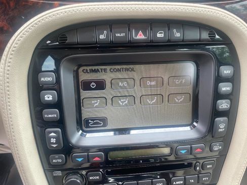 Used 2004 Jaguar XJ8 image 19