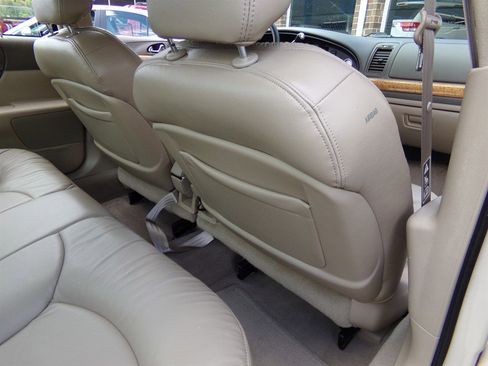 Used 2001 Lincoln Continental image 41