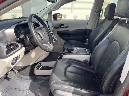 Used 2021 Chrysler Pacifica Touring-L w/ Premium & Safety Sphere Group image 17