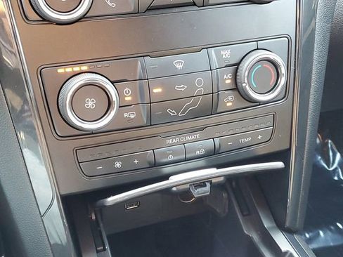 Used 2018 Ford Explorer XLT image 25