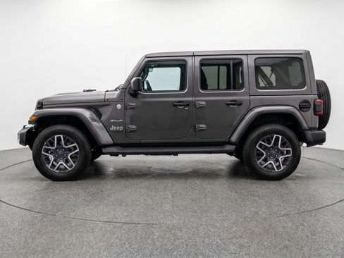 Used 2025 Jeep Wrangler Sahara image 5