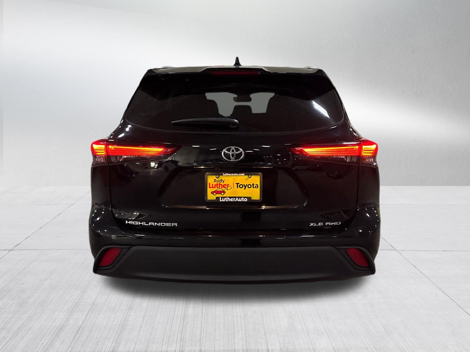 Used 2023 Toyota Highlander XLE AWD/4WD image 4