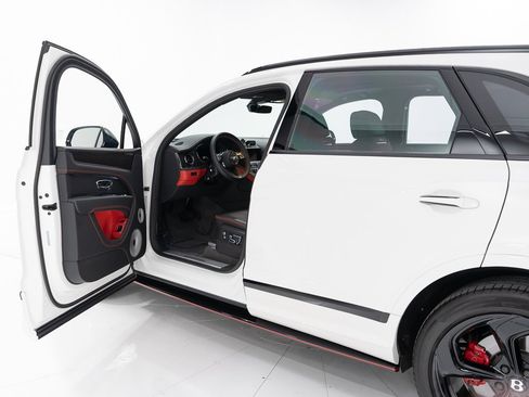Certified 2025 Bentley Bentayga image 9