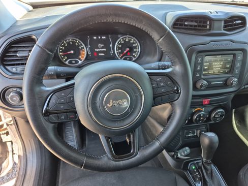 Used 2017 Jeep Renegade Altitude FWD image 9