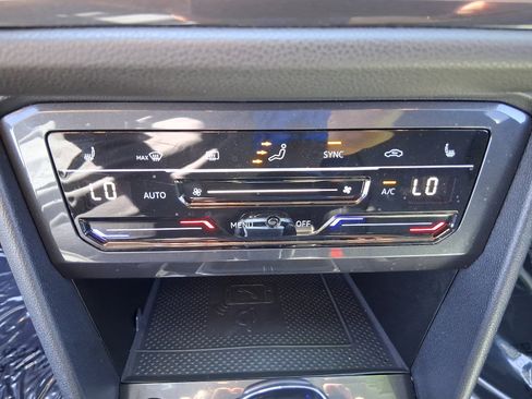 Used 2022 Volkswagen Tiguan SE image 16