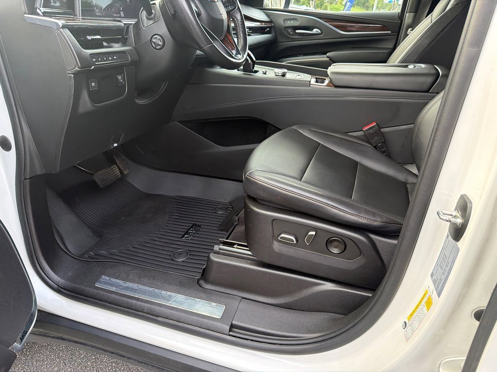 Used 2022 Cadillac Escalade Luxury w/ LPO, Floor Liner Package AWD/4WD image 9