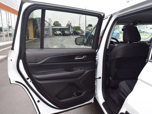 Used 2024 Jeep Grand Cherokee L Laredo AWD/4WD image 10
