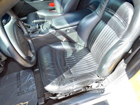 Used 2003 Chevrolet Corvette Coupe w/ Preferred Equipment Group image 17