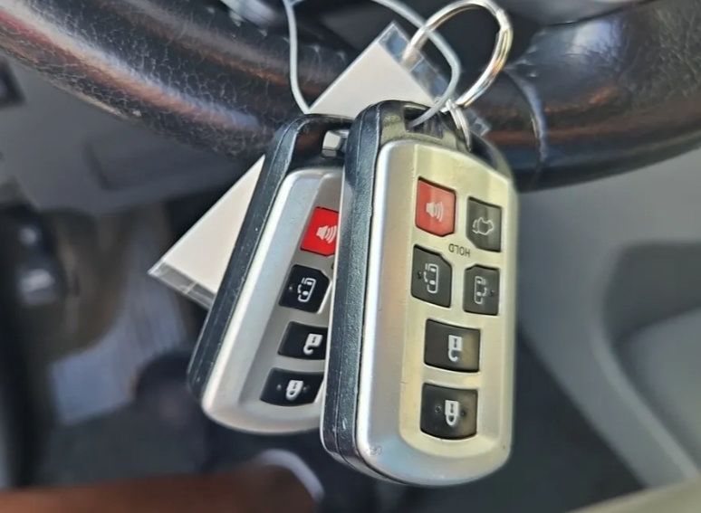 Used 2015 Toyota Sienna XLE w/ XLE Navigation Package FWD image 5