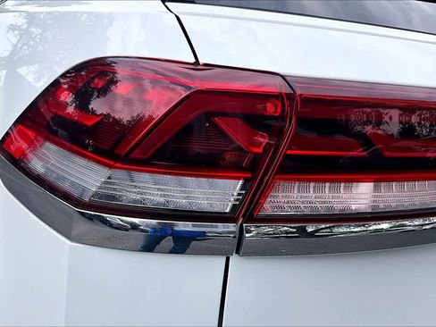 Used 2025 Volkswagen Atlas Cross Sport SE image 28