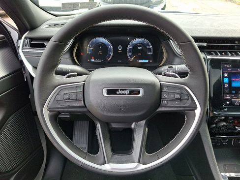 New 2025 Jeep Grand Cherokee Altitude image 9