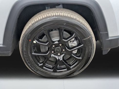 New 2026 Jeep Compass Latitude image 9