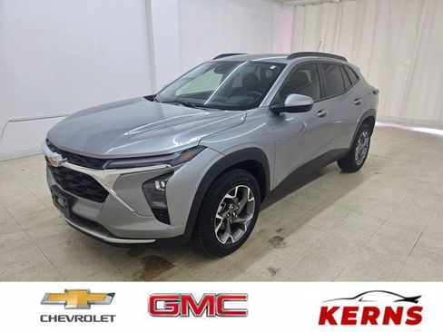 Used 2025 Chevrolet Trax LT w/ LT Convenience Package FWD image 1