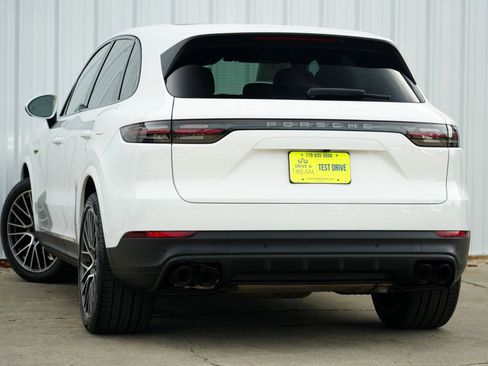 Used 2023 Porsche Cayenne Platinum Edition image 6