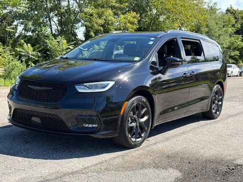Used 2025 Chrysler Pacifica Limited FWD image 3