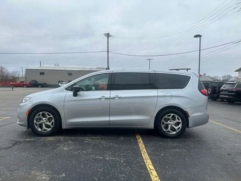 Used 2024 Chrysler Pacifica Limited FWD image 5