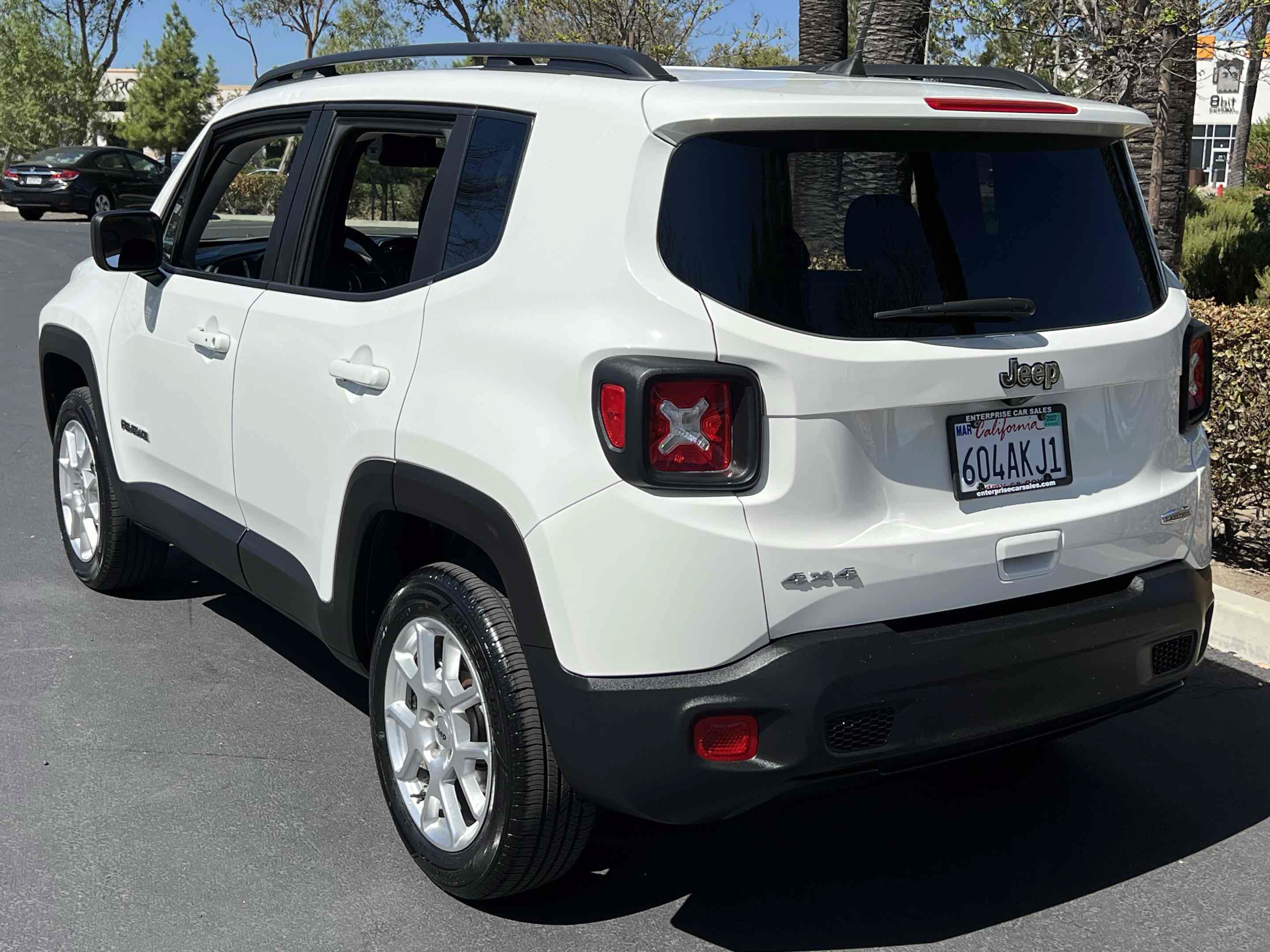 Used 2022 Jeep Renegade Latitude AWD/4WD image 2