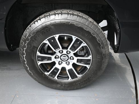 Used 2021 Nissan Titan SV w/ SV Convenience Package image 18