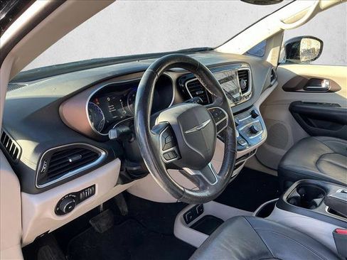 Used 2019 Chrysler Pacifica Touring-L Plus image 10