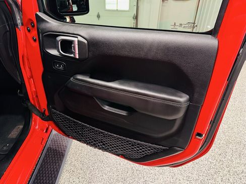 Used 2019 Jeep Wrangler Unlimited Sahara AWD/4WD image 4