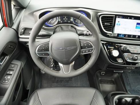 Used 2025 Chrysler Pacifica Select AWD/4WD image 21