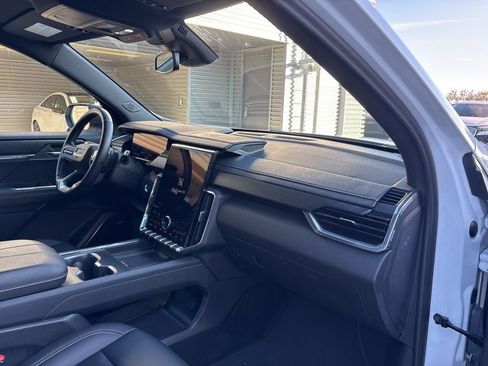 Used 2024 GMC Acadia Elevation image 15