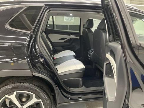 Used 2025 Volkswagen Tiguan SE w/ Panoramic Sunroof Package AWD/4WD image 10