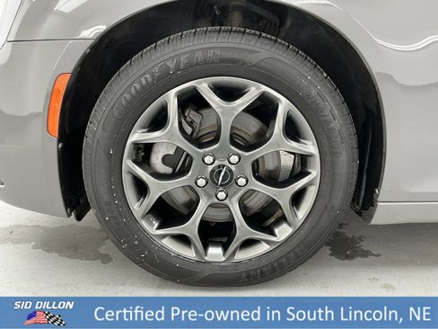 Used 2018 Chrysler 300 S image 17