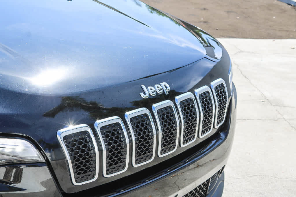 Used 2019 Jeep Cherokee Latitude Plus w/ Comfort/Convenience Group AWD/4WD image 11