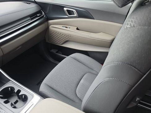 New 2027 Kia Carnival LX FWD image 16