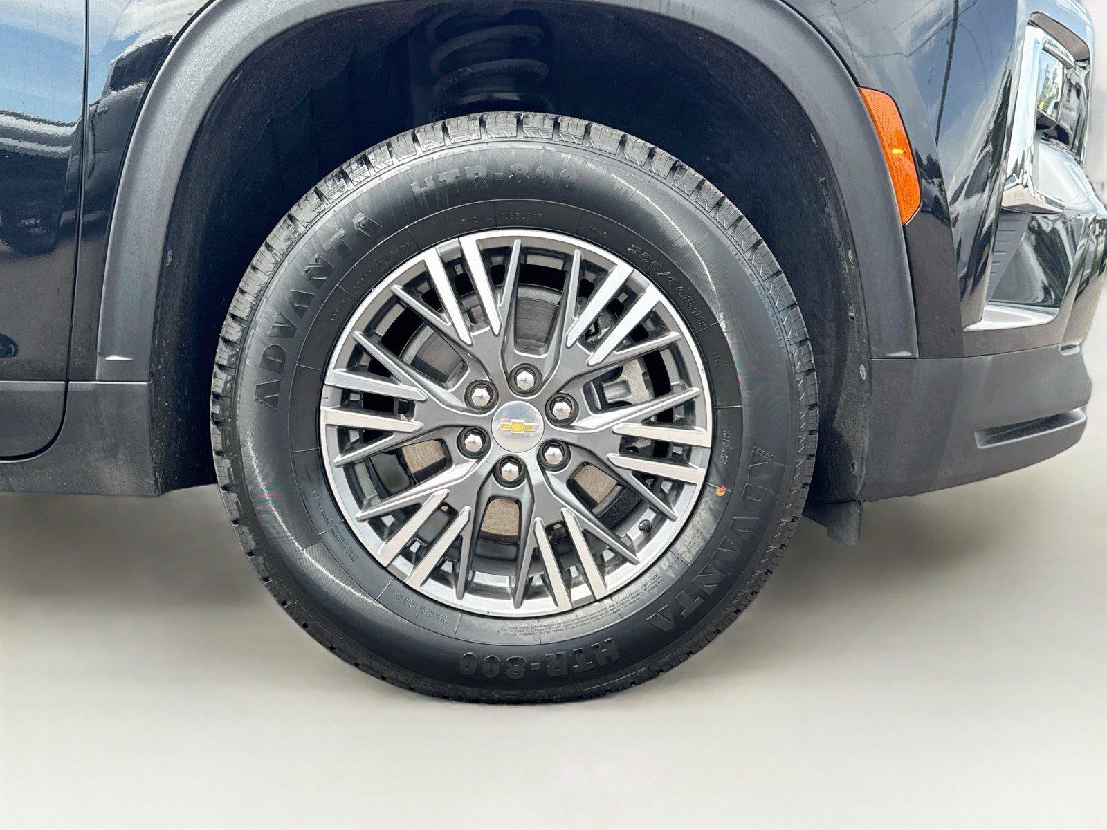 Used 2025 Chevrolet Traverse LT FWD image 33