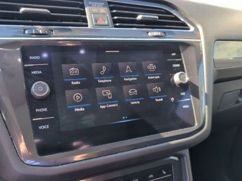 Certified 2022 Volkswagen Tiguan SE w/ Panoramic Sunroof Package image 13